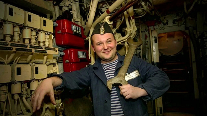 Моторист на корабле