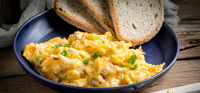 Скрэмбл с тунцом и луком